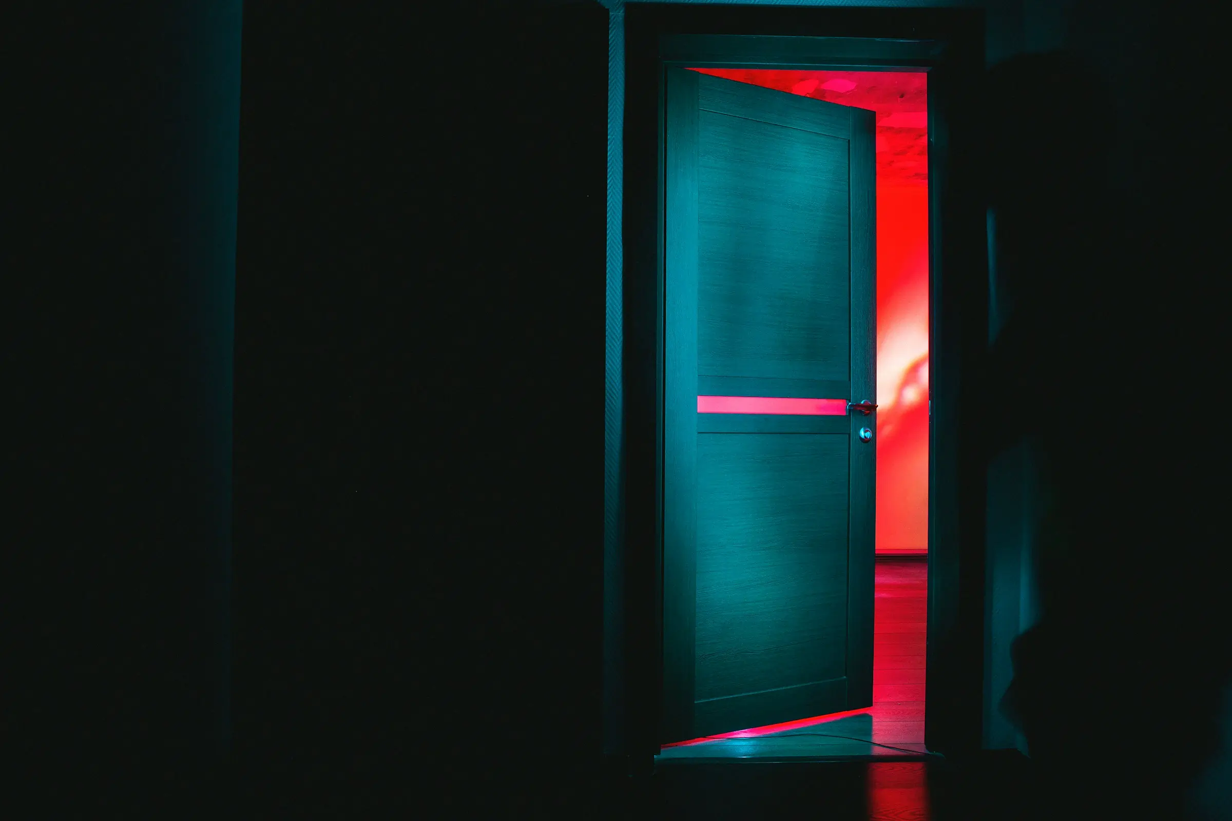Sapne, tamsiame kambaryje matyti pravertos kambario durys, pro kurias sklinda šviesa.